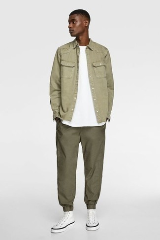 С чем носить белые высокие кеды из плотной ткани мужчине