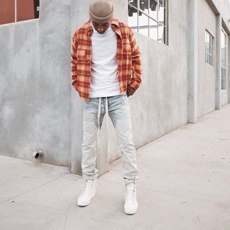 С чем носить белые высокие кеды из плотной ткани мужчине