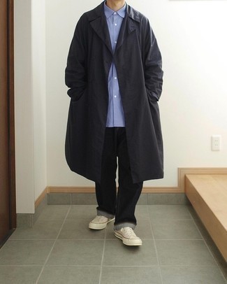 Как носить белые низкие кеды из плотной ткани с черными джинсами мужчине