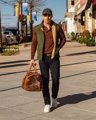 Как носить белые низкие кеды из плотной ткани с черными джинсами мужчине