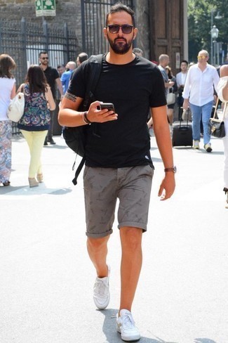 Как носить белые низкие кеды из плотной ткани с серыми шортами мужчине