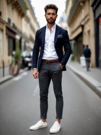 С чем носить белые низкие кеды из плотной ткани мужчине