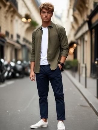 С чем носить белые низкие кеды из плотной ткани мужчине