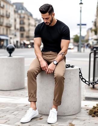 С чем носить белые низкие кеды из плотной ткани мужчине