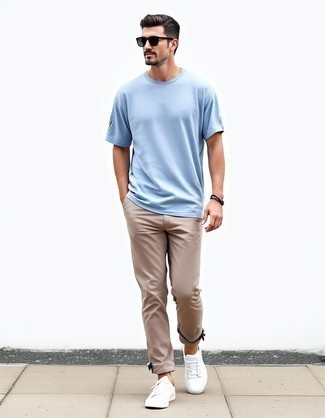 С чем носить белые низкие кеды из плотной ткани мужчине