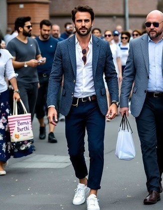 С чем носить белые низкие кеды из плотной ткани мужчине