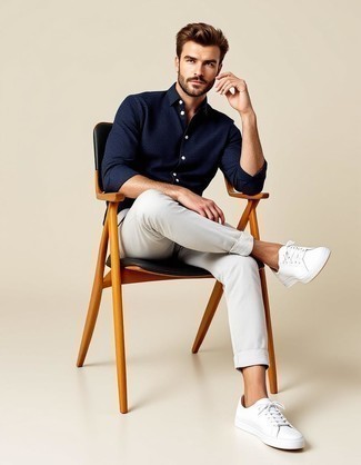 С чем носить белые низкие кеды из плотной ткани мужчине