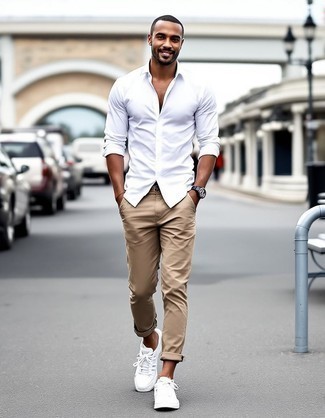 С чем носить белые низкие кеды из плотной ткани мужчине