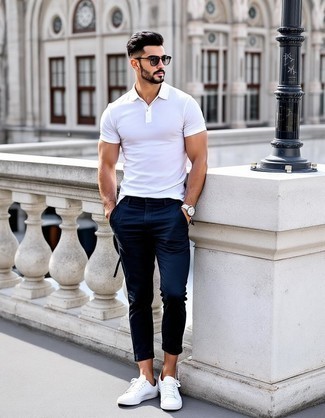 С чем носить белые низкие кеды из плотной ткани мужчине