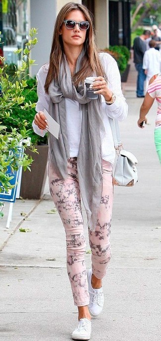 С чем носить белые низкие кеды из плотной ткани женщине