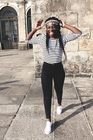 С чем носить белые низкие кеды из плотной ткани женщине