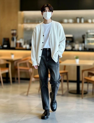 Как носить белый кардиган с темно-серыми джинсами мужчине