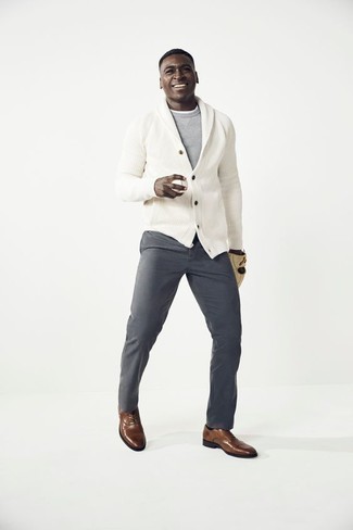 Как носить белый кардиган с серыми брюками чинос