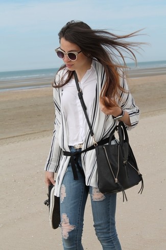 Какие джинсы носить с белым кардиганом женщине