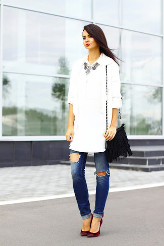 Какие джинсы носить с белым кардиганом женщине