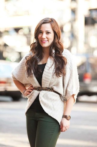 С чем носить белый кардиган женщине