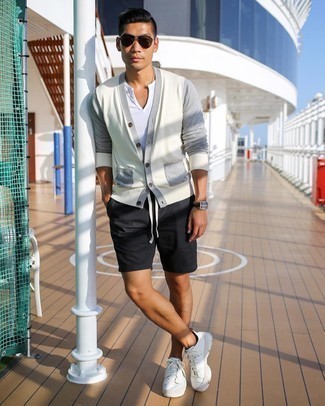 Какие низкие кеды носить с белым кардиганом мужчине