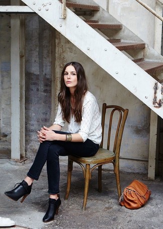 Как носить белый кардиган с темно-синими джинсами женщине