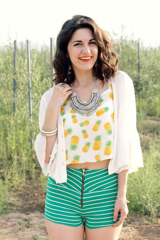 Какие шорты носить с белым кардиганом женщине