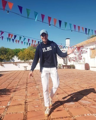 Какие свитера с круглым вырезом носить с белыми брюками карго