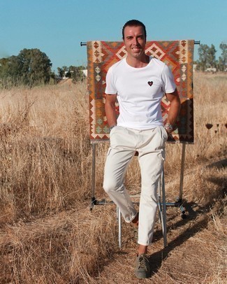 Как носить белые брюки карго с оливковыми низкими кедами из плотной ткани