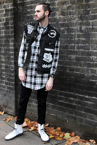 Какие джинсы носить с белыми повседневными ботинками мужчине