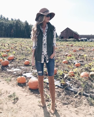 С чем носить белую классическую рубашку в клетку женщине