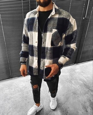 С чем носить белую фланелевую рубашку с длинным рукавом в клетку мужчине