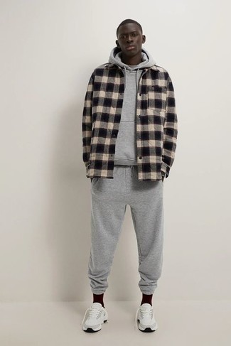 С чем носить белую фланелевую рубашку с длинным рукавом в клетку мужчине