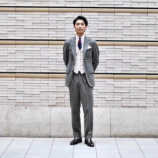 Как носить белый жилет в клетку с серым костюмом