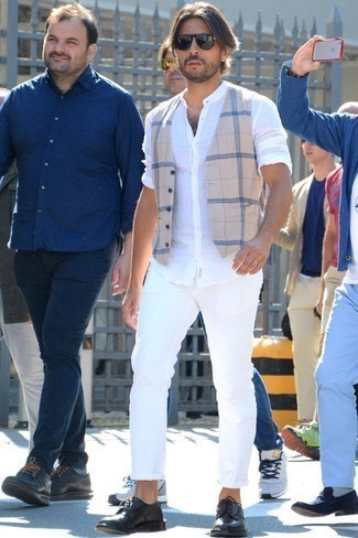 Как носить белые брюки чинос с бежевым жилетом