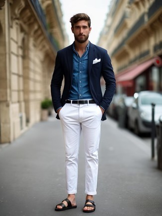 Как носить белые брюки чинос с черными сандалиями из плотной ткани