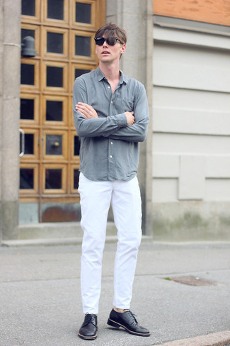 Как носить белые брюки чинос с черными кожаными брогами