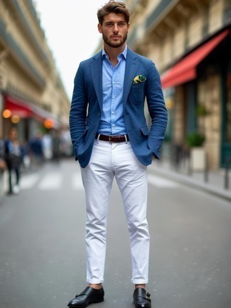 Как носить белые брюки чинос с черными кожаными монками с двумя ремешками