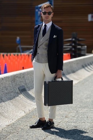 Как носить белые брюки чинос с черными кожаными монками с двумя ремешками