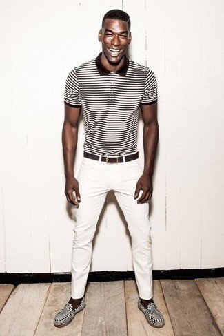 Как носить белые брюки чинос с черными кожаными лоферами