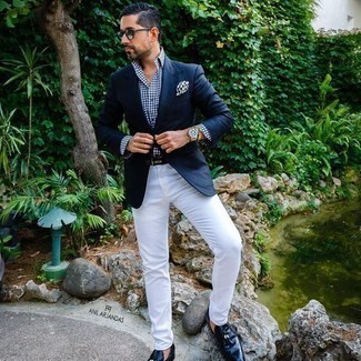 Как носить белые брюки чинос с черными кожаными лоферами