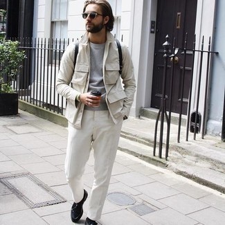 Как носить белые брюки чинос с черными кожаными лоферами