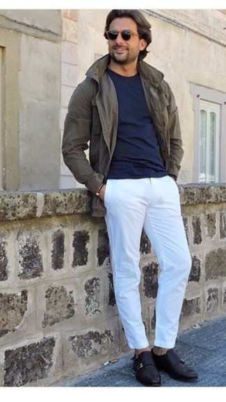 Как носить белые брюки чинос с черными кожаными монками