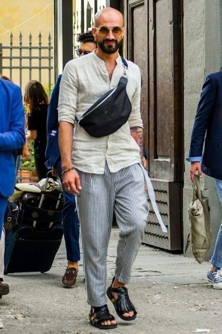 Как носить белые брюки чинос с черными кожаными сандалиями