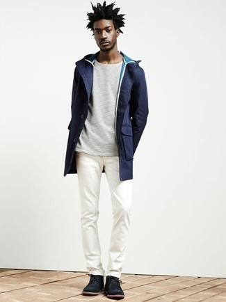 Как носить белые брюки чинос с черными замшевыми ботинками дезертами