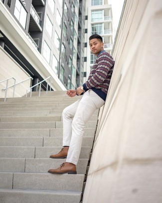 Как носить белые брюки чинос с коричневыми кожаными ботинками дезертами