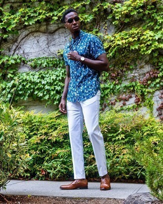 Как носить белые брюки чинос с коричневыми кожаными лоферами