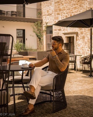 Как носить белые брюки чинос с коричневыми кожаными лоферами