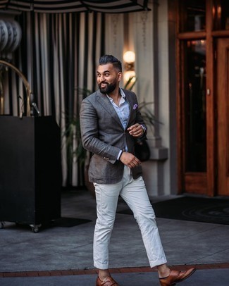 Как носить белые брюки чинос с коричневыми кожаными монками