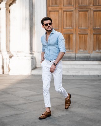 Как носить белые брюки чинос с коричневыми кожаными монками