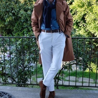 Как носить белые брюки чинос с коричневым плащом