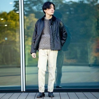 Какие вязаные свитера носить с белыми брюками чинос