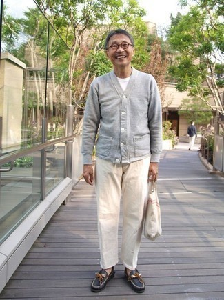 Какие кардиганы носить с белыми брюками чинос