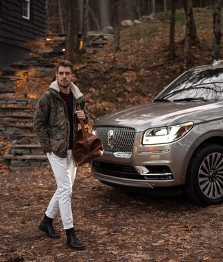 Какие повседневные ботинки носить с белыми брюками чинос